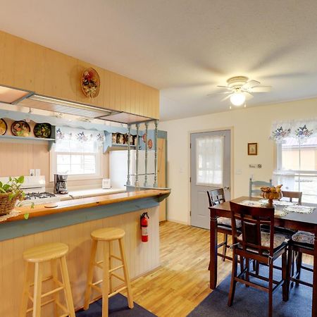Riverfront Hot Springs Cabin With Private Hot Tub! Bagian luar foto