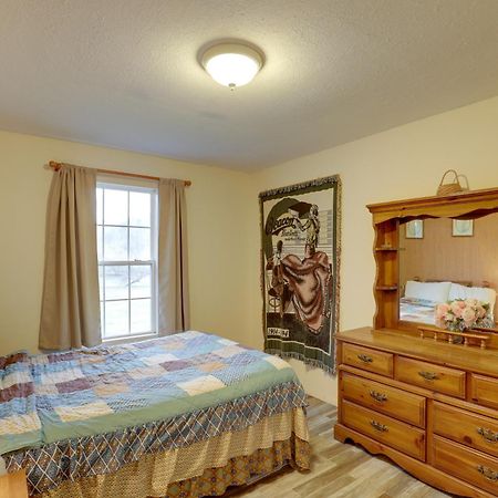 Riverfront Hot Springs Cabin With Private Hot Tub! Bagian luar foto