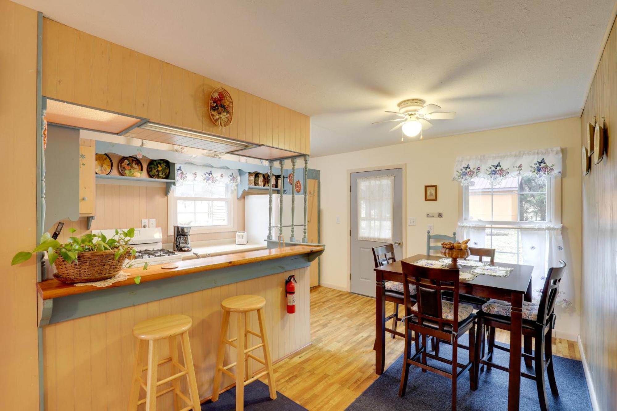 Riverfront Hot Springs Cabin With Private Hot Tub! Bagian luar foto