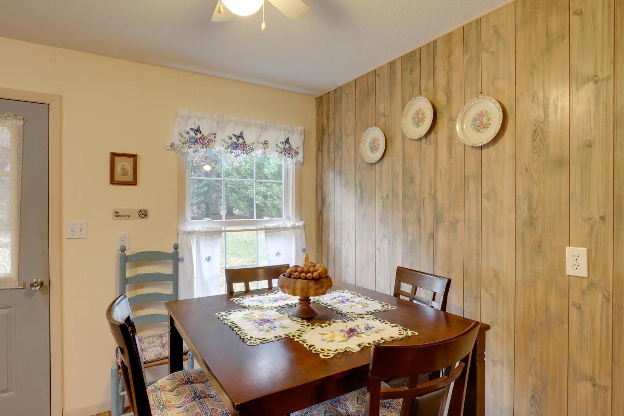 Riverfront Hot Springs Cabin With Private Hot Tub! Bagian luar foto