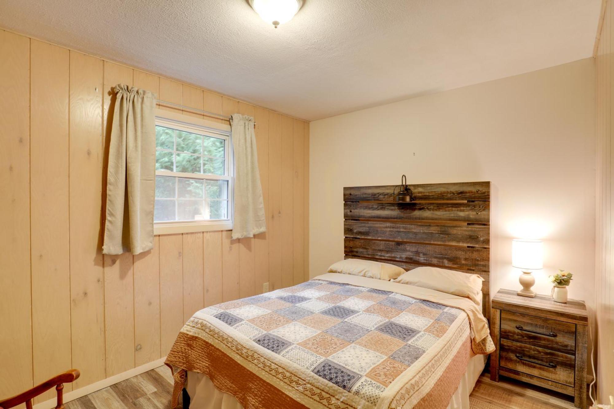 Riverfront Hot Springs Cabin With Private Hot Tub! Bagian luar foto