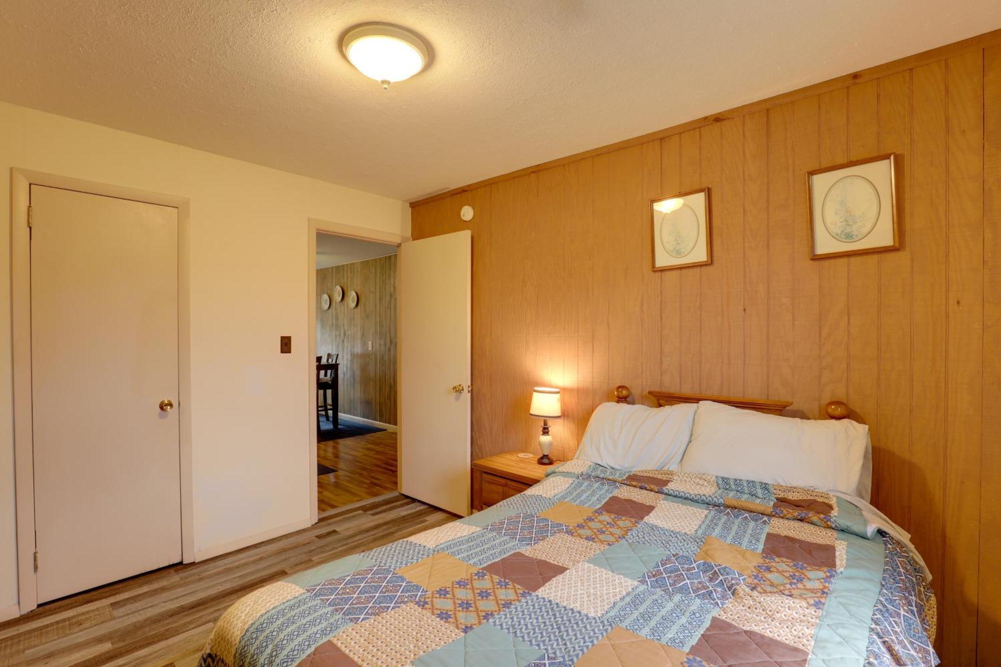 Riverfront Hot Springs Cabin With Private Hot Tub! Bagian luar foto