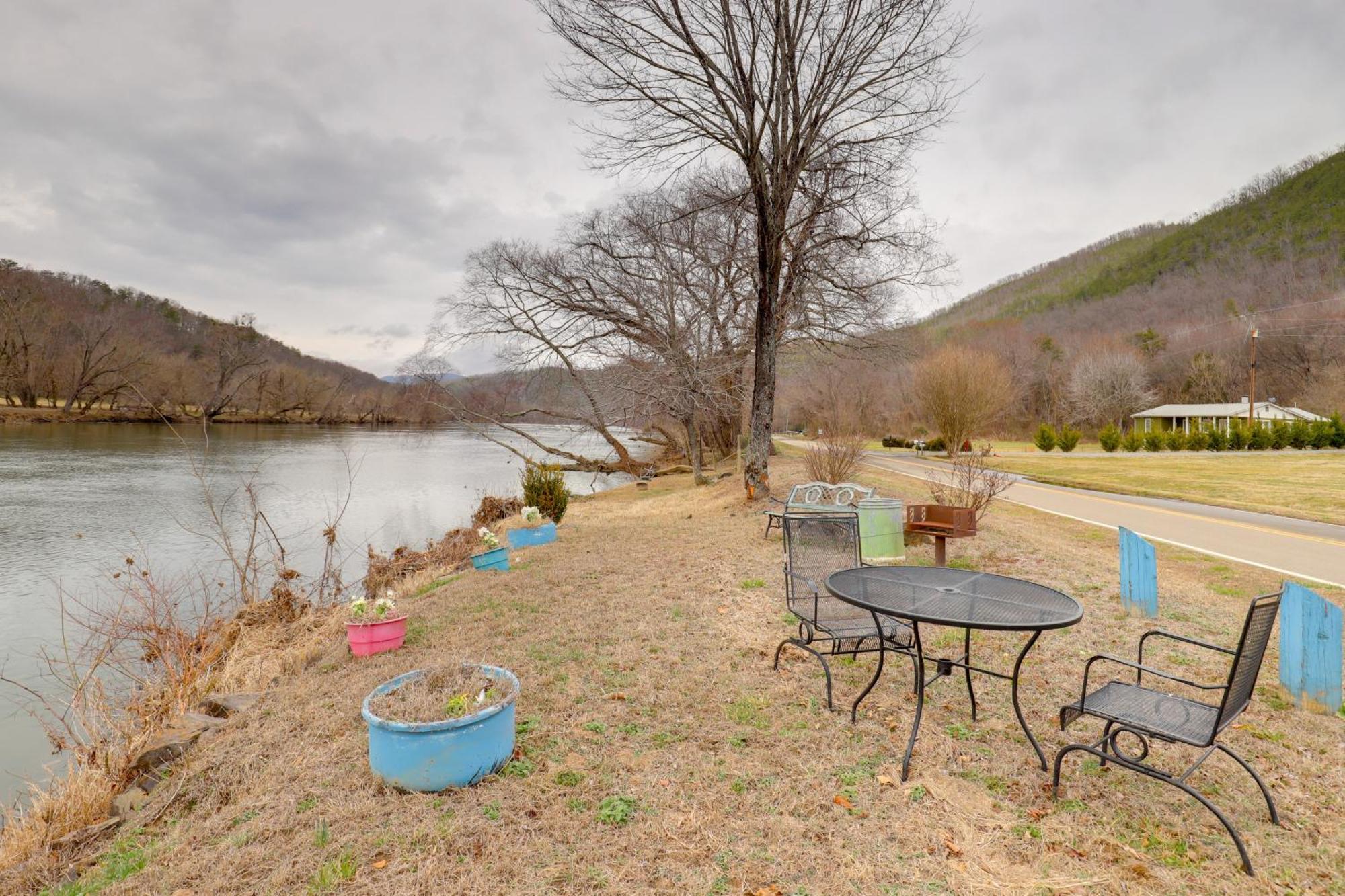 Riverfront Hot Springs Cabin With Private Hot Tub! Bagian luar foto