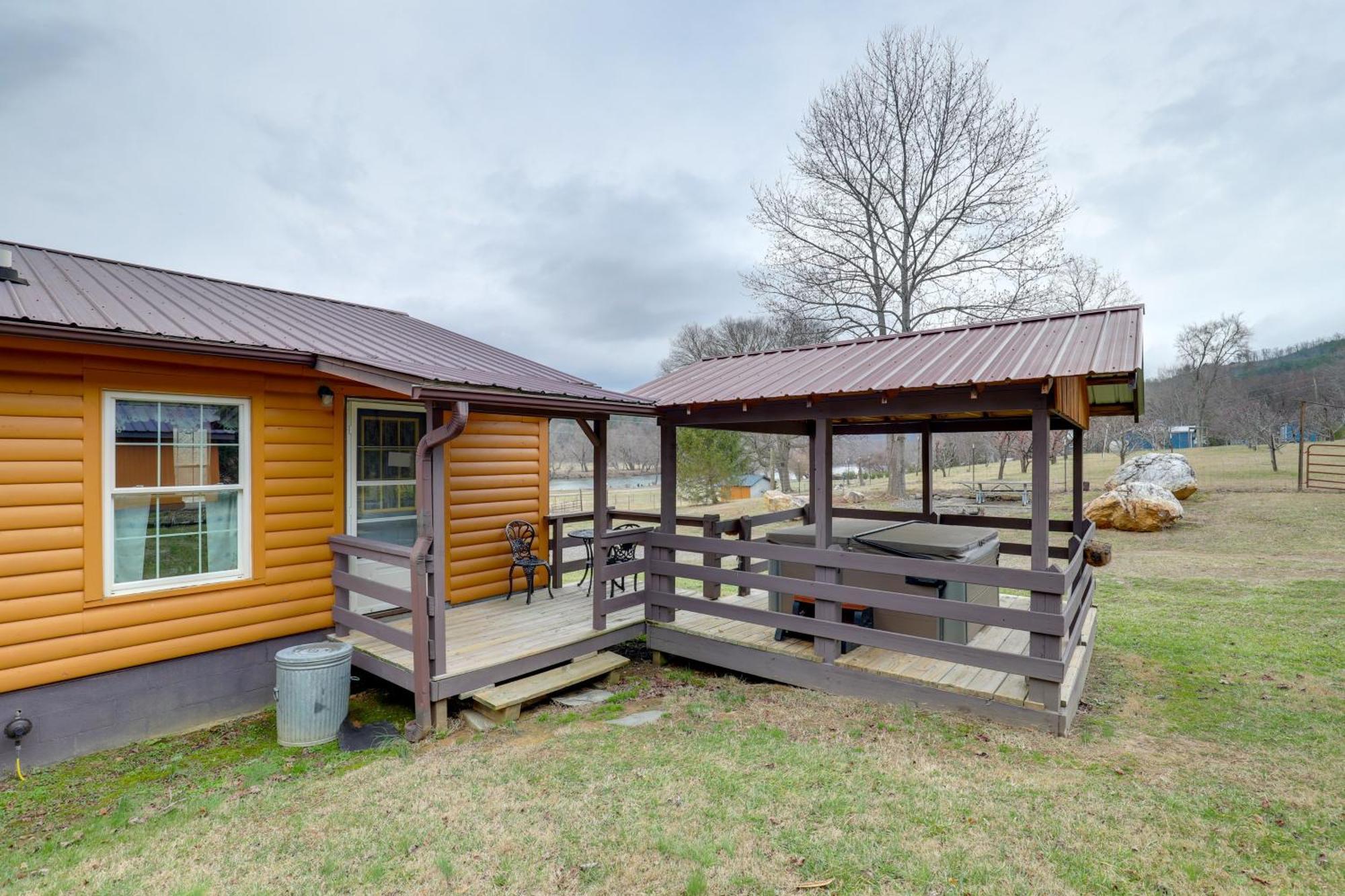 Riverfront Hot Springs Cabin With Private Hot Tub! Bagian luar foto