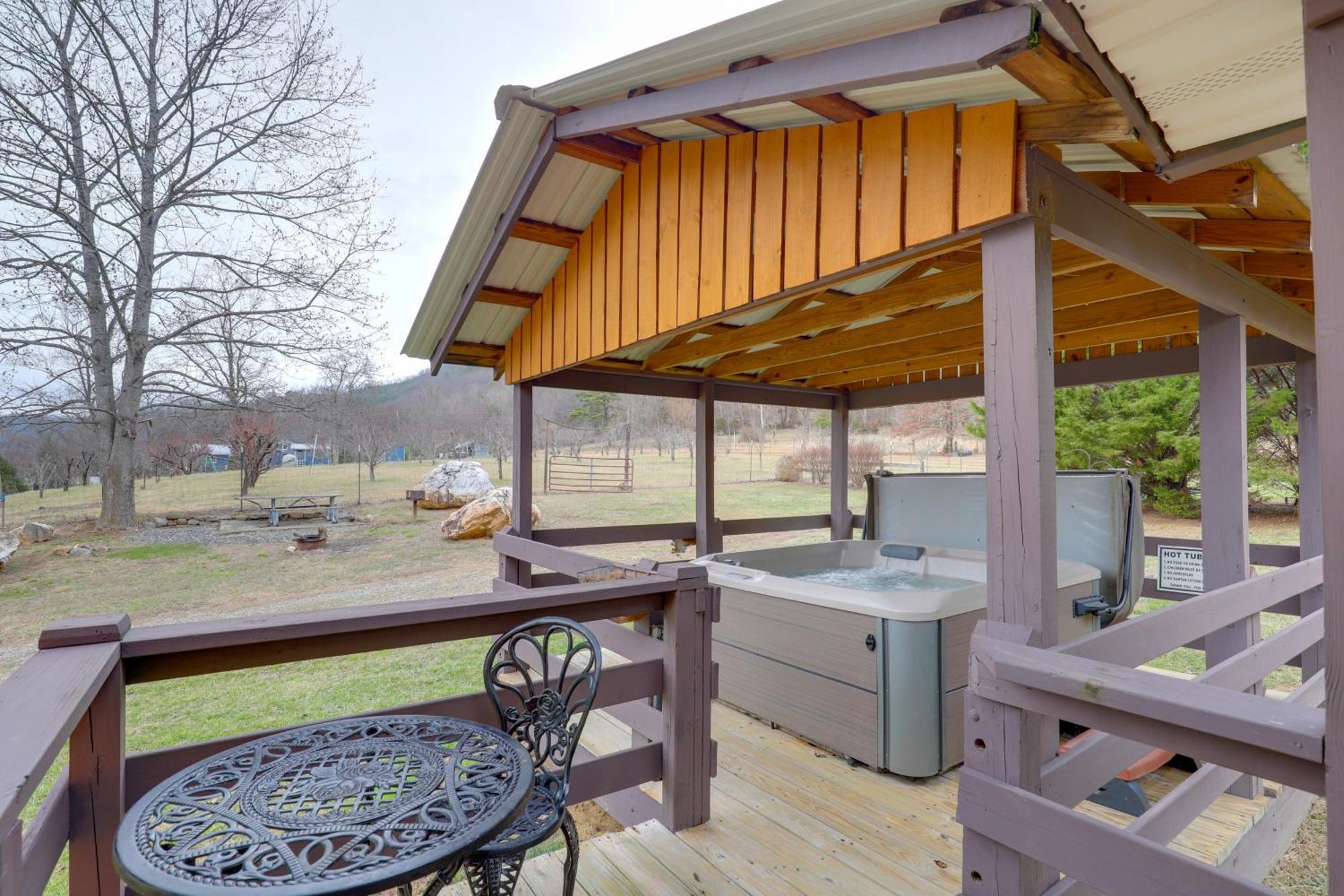 Riverfront Hot Springs Cabin With Private Hot Tub! Bagian luar foto