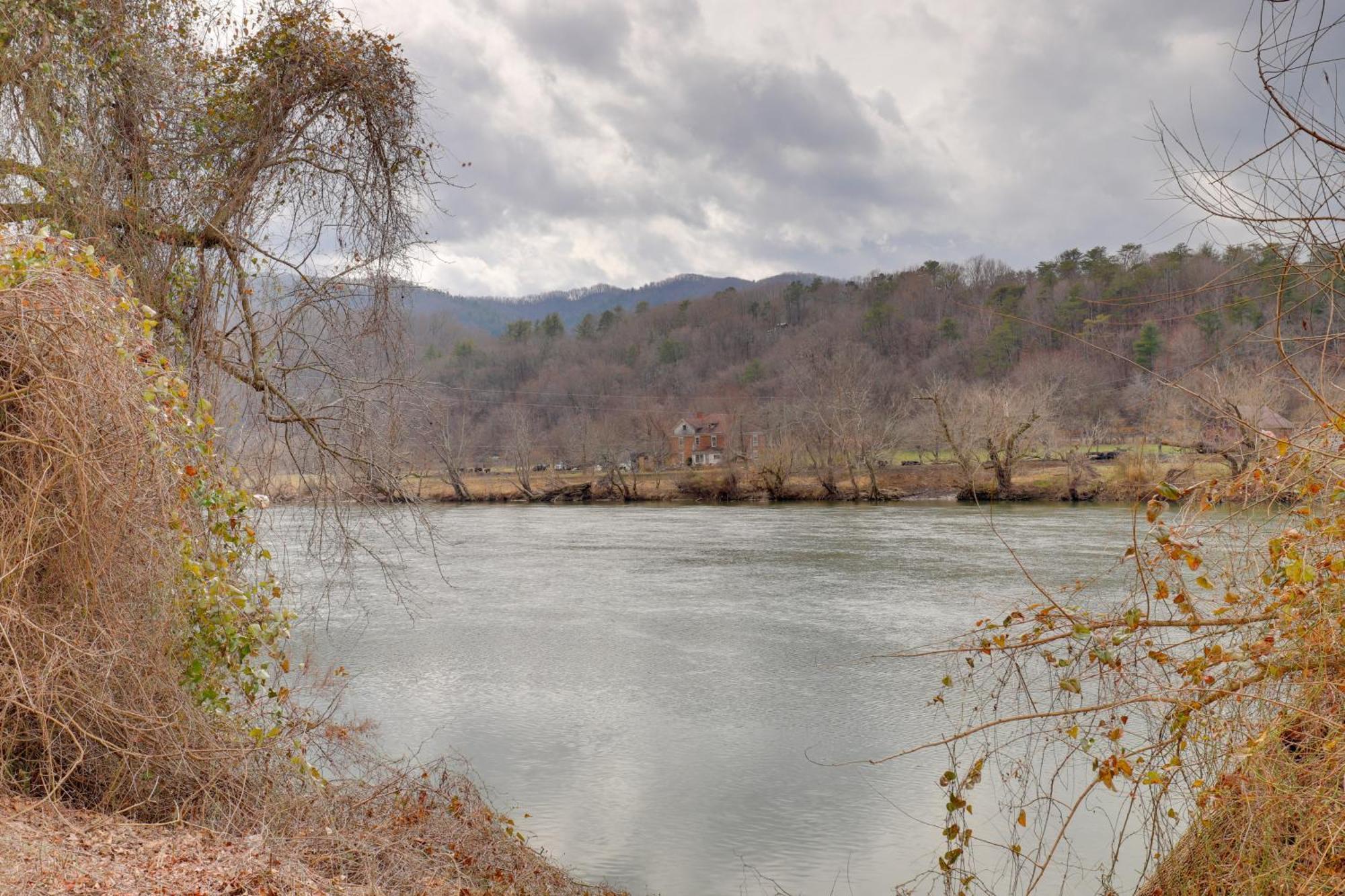 Riverfront Hot Springs Cabin With Private Hot Tub! Bagian luar foto