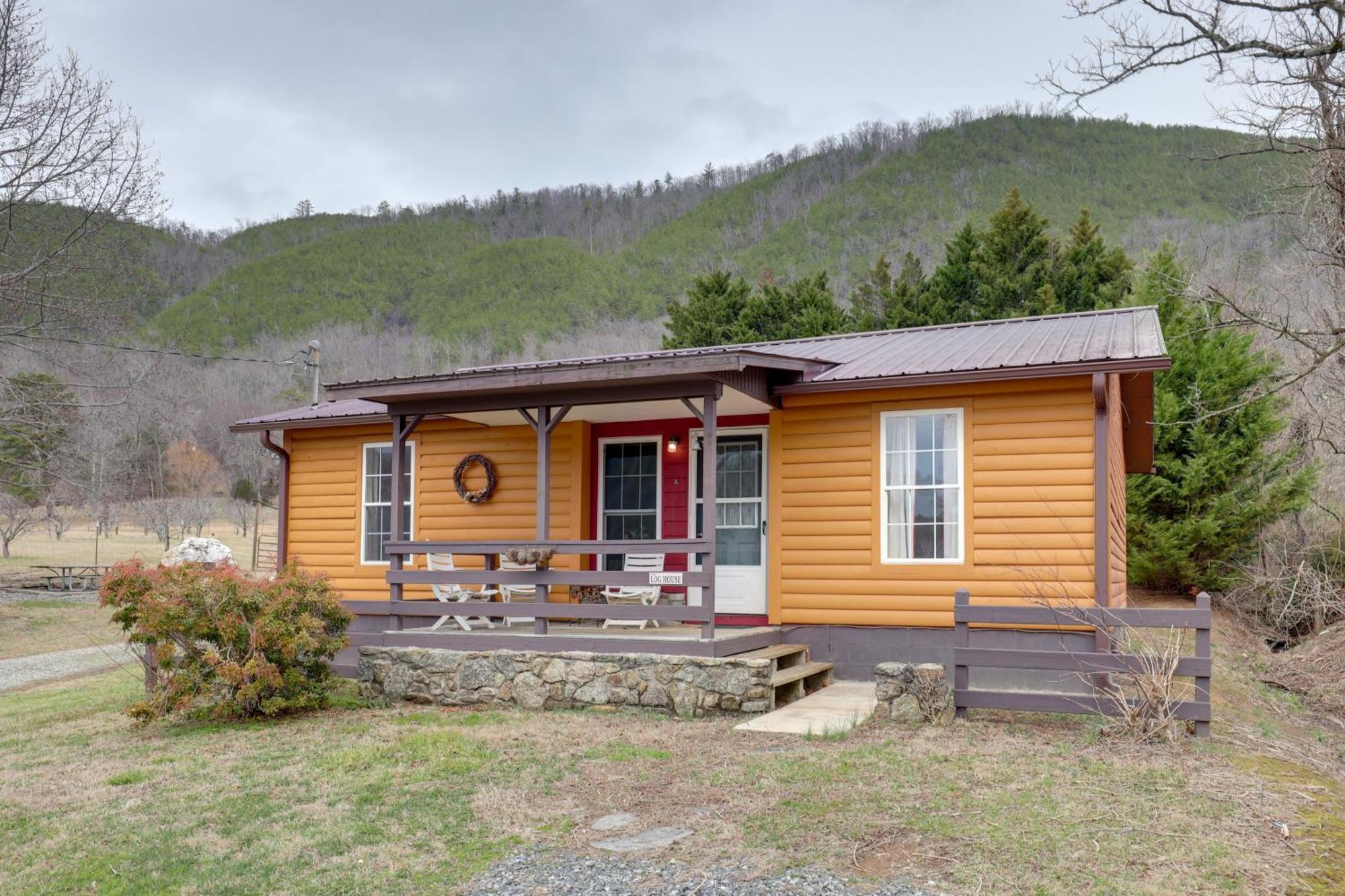 Riverfront Hot Springs Cabin With Private Hot Tub! Bagian luar foto