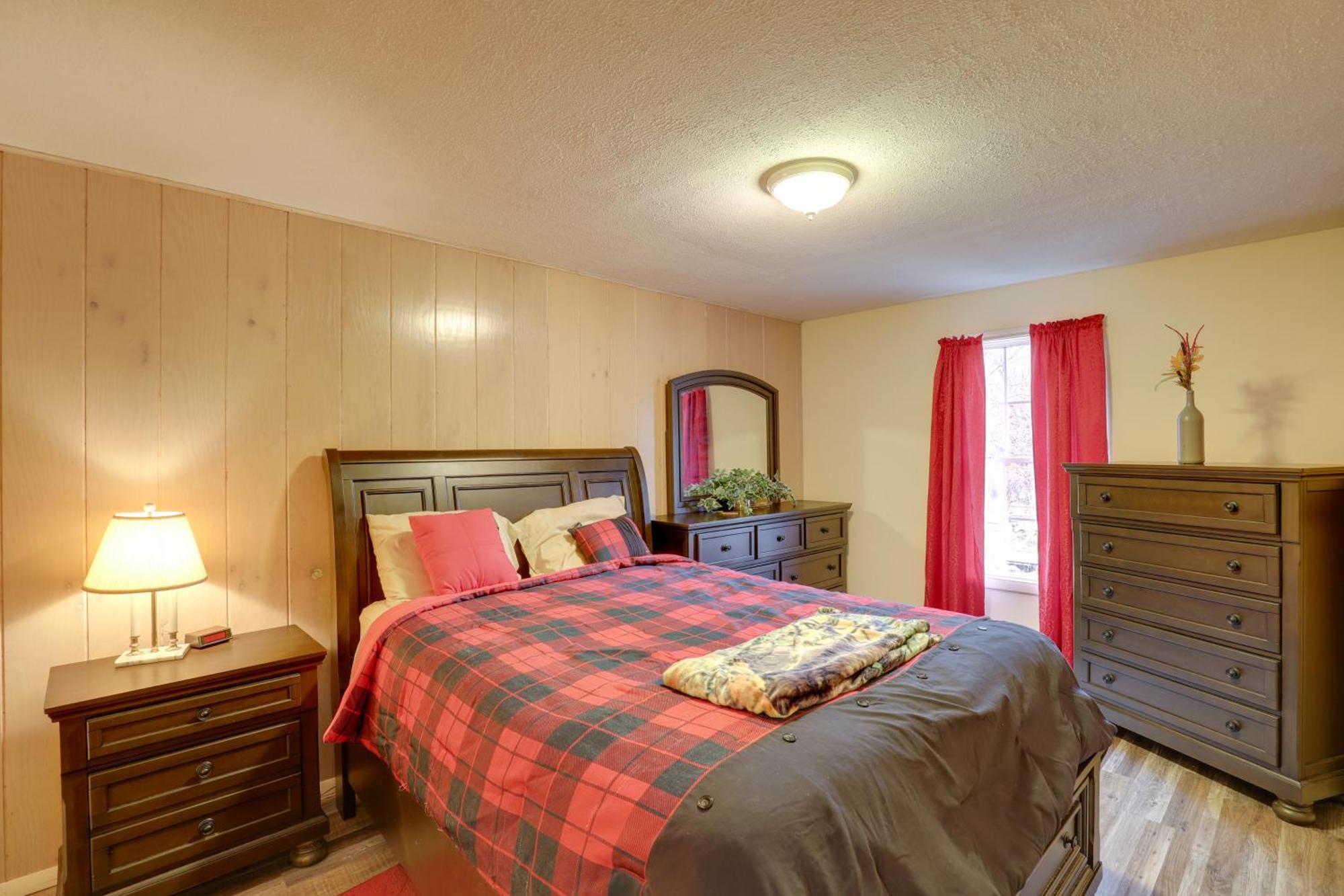 Riverfront Hot Springs Cabin With Private Hot Tub! Bagian luar foto