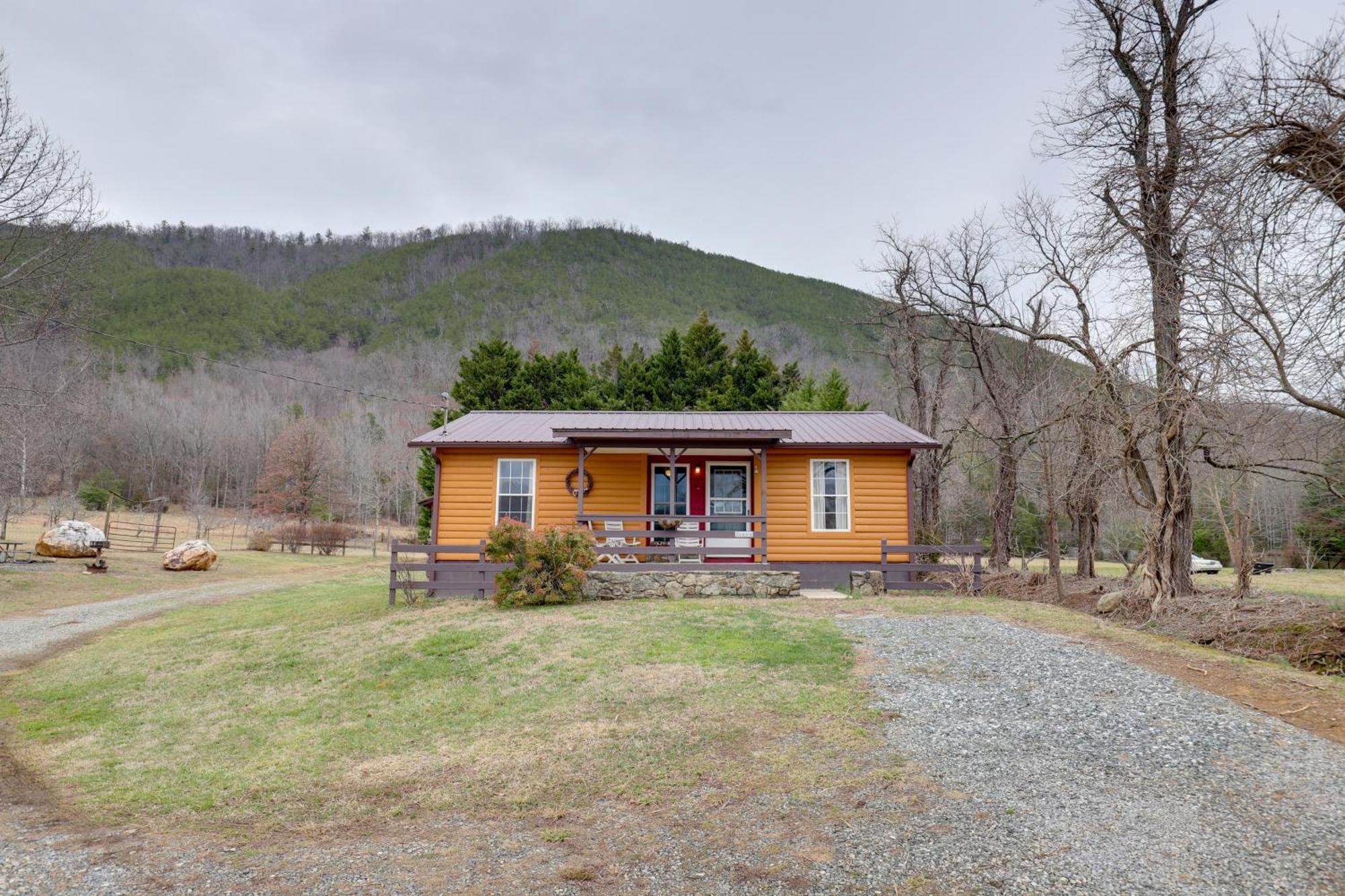 Riverfront Hot Springs Cabin With Private Hot Tub! Bagian luar foto