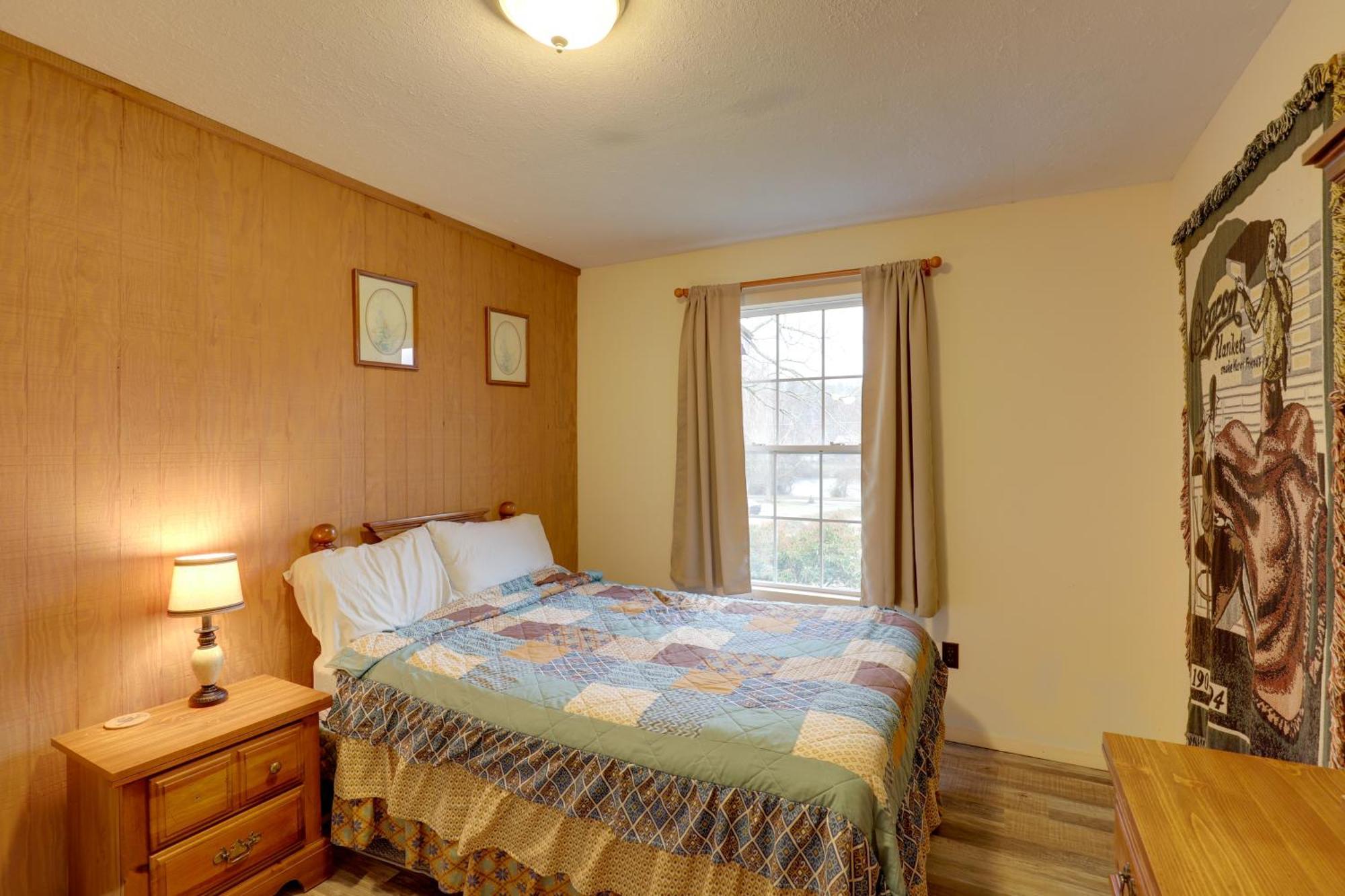 Riverfront Hot Springs Cabin With Private Hot Tub! Bagian luar foto